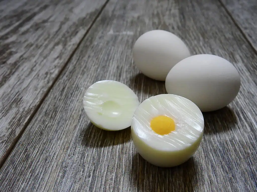 Você coloca ovos COZIDOS na geladeira? Esse DETALHE é crucial para sua saúde!